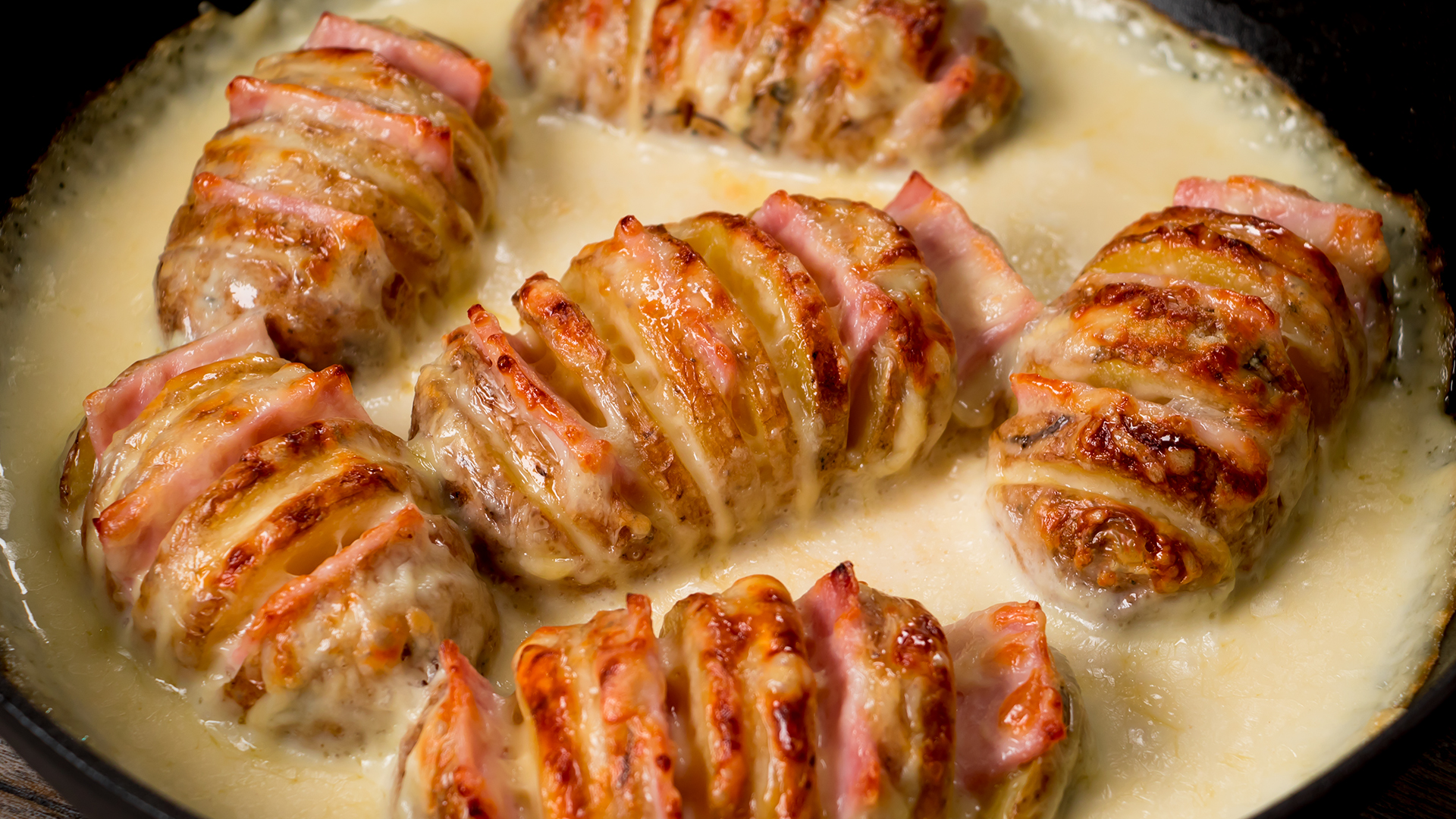 Cartofi acordeon – o mâncare foarte gustoasă și sățioasă